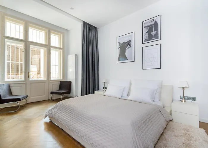 Elegant Paris Ave Apartment With A Terrace